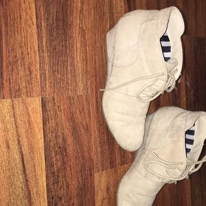 Tan/cream shoes 🤍